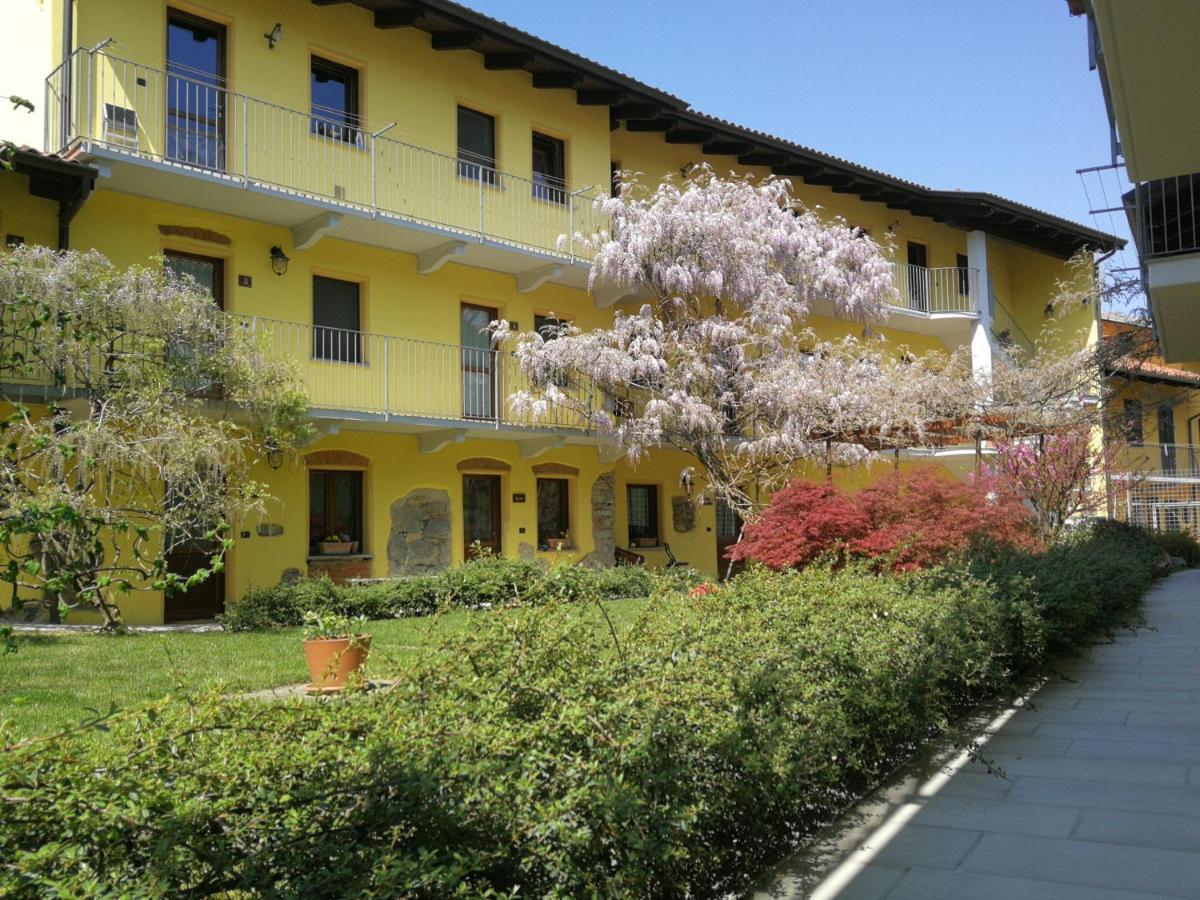Tra Serra E Bauernhof Roppolo