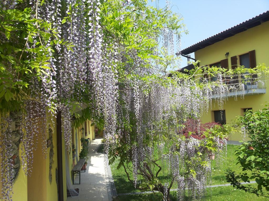 Tra Serra E Bauernhof Roppolo